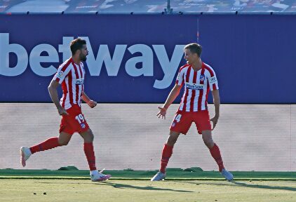 Diego Costa celebra con Marcos Llorente el gol ante el Levante en La Nucía. | EFE