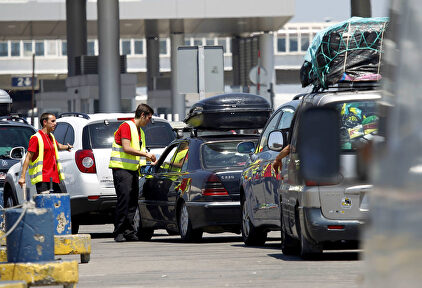 Vehiculos haciendo cola en el control de pasaportes y embarque en el Puerto de Algeciras en una OPE anterior | EFE