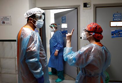 Dos sanitarios equipados con epis, discuten en los pasillos de un hospital | David Zorrakino (Europa Press)