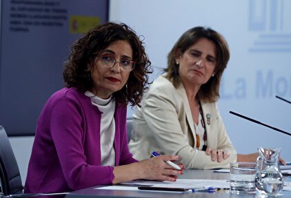 La vicepresidenta y ministra de Transición Ecológica y el Reto Demográfico, Teresa Ribera (d) junto con la ministra de Hacienda, María Jesús Montero (i) durante la rueda de prensa tras el consejo de ministros celebrado este martes en el Palacio de la Moncloa. | EFE