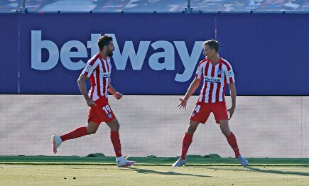 Diego Costa celebra con Marcos Llorente el gol ante el Levante en La Nucía. | EFE