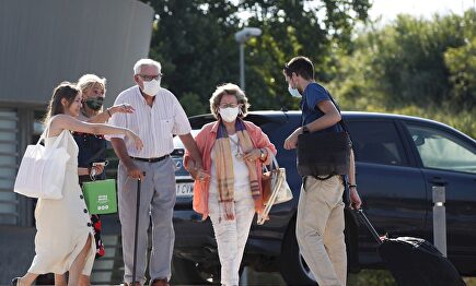 Jordi Montull, acompañado de su abogada y sus familiares, llegando a la cárcel | EFE