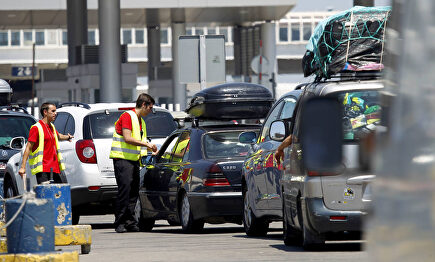 Vehiculos haciendo cola en el control de pasaportes y embarque en el Puerto de Algeciras en una OPE anterior | EFE