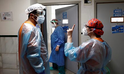 Dos sanitarios conversan en zona Covid del hospital Gregorio Marañón de Madrid. | EFE