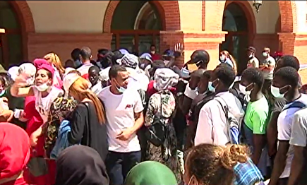 Cola de temporeros inmigrantes esperando a empadronarse, en Palos de la Frontera (Huelva) | Twitter