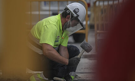 Un obrero trabaja en una obra en Sevilla | Europa Press