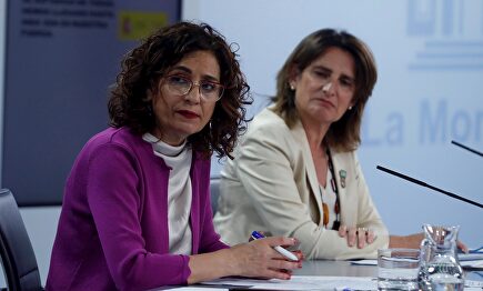 La vicepresidenta y ministra de Transición Ecológica y el Reto Demográfico, Teresa Ribera (d) junto con la ministra de Hacienda, María Jesús Montero (i) durante la rueda de prensa tras el consejo de ministros celebrado este martes en el Palacio de la Moncloa. | EFE