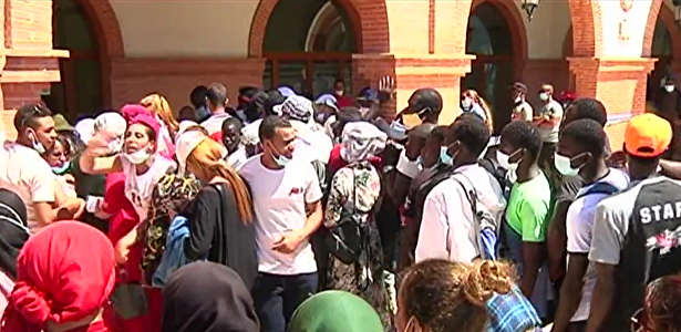 Cola de temporeros inmigrantes esperando a empadronarse, en Palos de la Frontera (Huelva) | Twitter