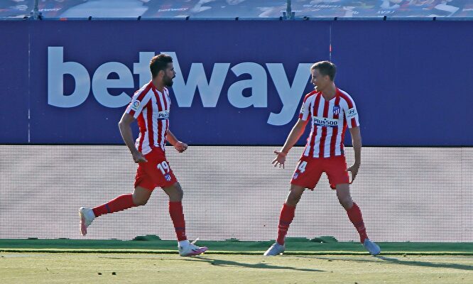 Diego Costa celebra con Marcos Llorente el gol ante el Levante en La Nucía. | EFE
