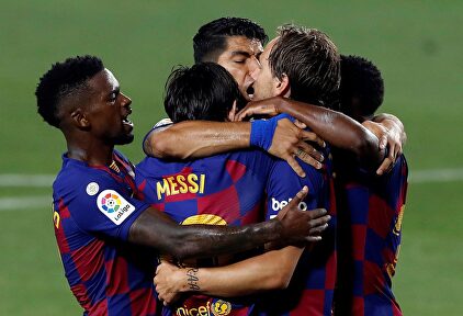 Los jugadores del Barcelona celebran el gol de Rakitic. | EFE
