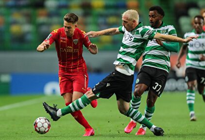 Jeremy Mathieu, en uno de los últimos partidos contra el Tondela. | EFE