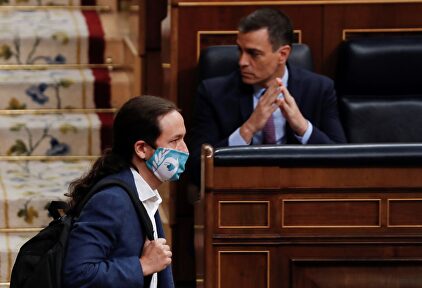 Pablo Iglesias pasa por delante de un indiferente Pedro Sánchez. | EFE
