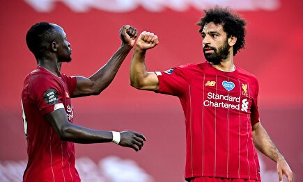 Salah (d) celebra con Mané su gol al Crystal Palace. | EFE