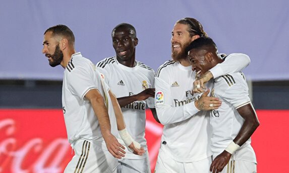 Vinicius (d) celebra junto a Benzema, Mendy y Sergio Ramos su gol al Mallorca. | EFE