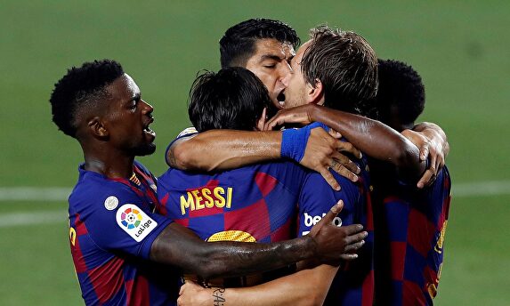 Los jugadores del Barcelona celebran el gol de Rakitic. | EFE