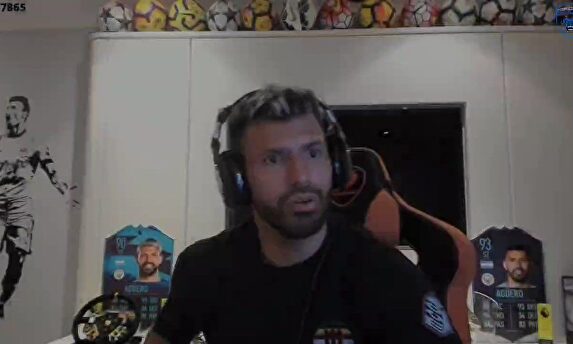 ¿Notó el Kun Agüero algo en su rodilla durante un directo por Twitch antes de romperse?