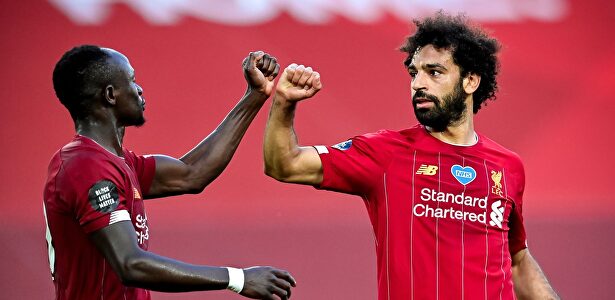 Salah (d) celebra con Mané su gol al Crystal Palace. | EFE