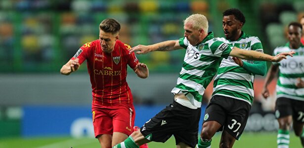 Jeremy Mathieu, en uno de los últimos partidos contra el Tondela. | EFE