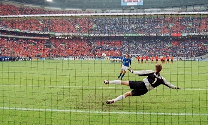 Francesco Totti, en el momento de ejecutar su famoso 'cucchiao' | EFE