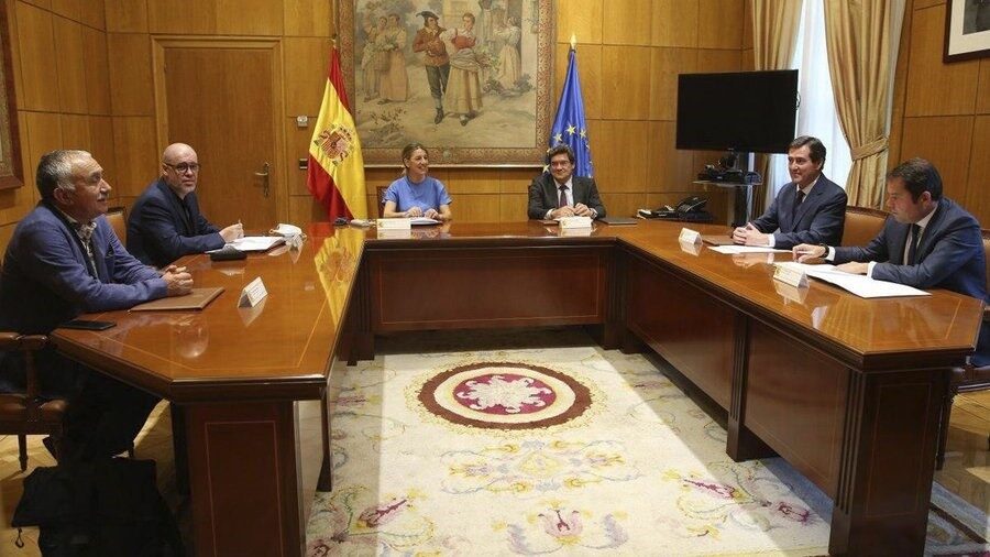 La ministra de Trabajo, Yolanda Díaz, junto con el ministro de Seguridad Social, José Luis Escrivá y los agentes sociales | Europa Press