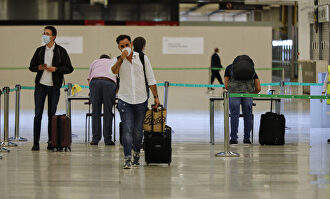 Pasajeros procedentes de Londres rellenan un formulario a su llegada al Aeropuerto de Madrid-Barajas. | Europa Press