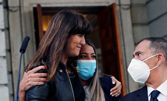 La portavoz de JxCAT, Laura Borràs, este jueves en el Congreso arropada por sus compañeros de partido | EFE