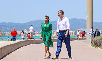 La reina Letizia repite en Palma su nuevo estilo favorito dando un paseo junto al Rey