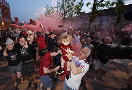 Aficionados del Liverpool celebran el título de su equipo en los aledaños de Anfield. | EFE