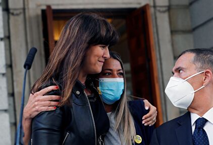 La portavoz de JxCAT, Laura Borràs, este jueves en el Congreso arropada por sus compañeros de partido | EFE