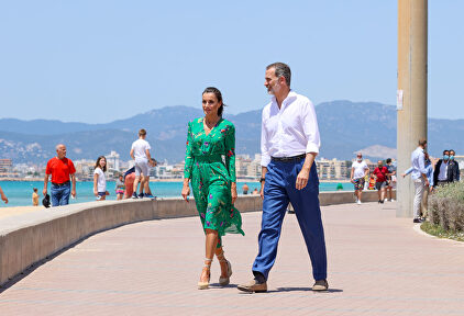 La reina Letizia repite en Palma su nuevo estilo favorito dando un paseo junto al Rey