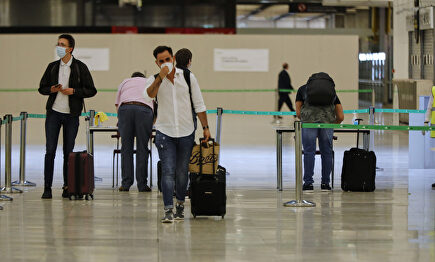 Pasajeros procedentes de Londres rellenan un formulario a su llegada al Aeropuerto de Madrid-Barajas. | Europa Press