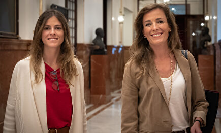 Fanjul en el Congreso con la diputada del pp Carmen Navarro. | PP