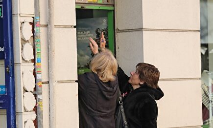 Dos mujeres cierran la persiana de su negocio | Europa Press