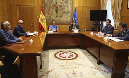 La ministra de Trabajo, Yolanda Díaz, junto con el ministro de Seguridad Social, José Luis Escrivá y los agentes sociales | Europa Press