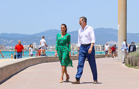 La reina Letizia repite en Palma su nuevo estilo favorito dando un paseo junto al Rey