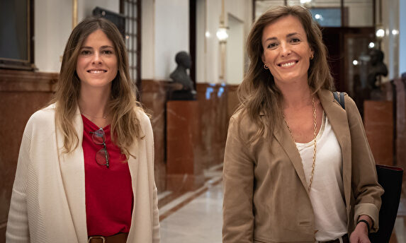 Fanjul en el Congreso con la diputada del pp Carmen Navarro. | PP