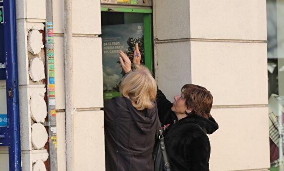 Dos mujeres cierran la persiana de su negocio | Europa Press