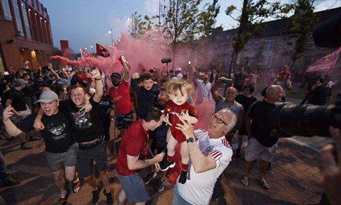 Aficionados del Liverpool celebran el título de su equipo en los aledaños de Anfield. | EFE
