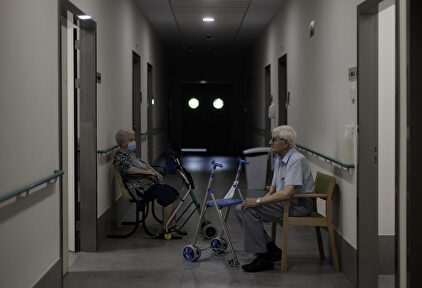 Dos residentes del Centro de Mayores Casablanca Villaverde. | Eduardo Parra (Europa Press)