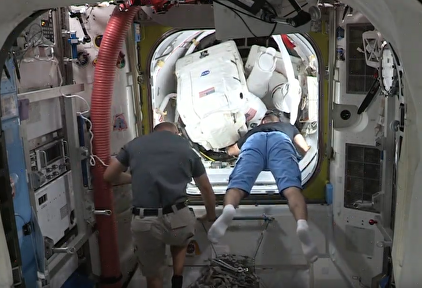 Dos astronautas de la Estación Espacial salen de la nave para realizar reparaciones, en directo