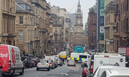 Zona acordonada de Glasgow donde se ha producido el apuñalamiento. | PATRICK PIECIUN (EFE)