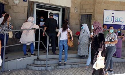 Varias personas esperan su turno para solicitar los documentos con los que pedir el Ingreso Mínimo Vital | EFE