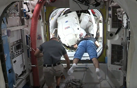 Dos astronautas de la Estación Espacial salen de la nave para realizar reparaciones