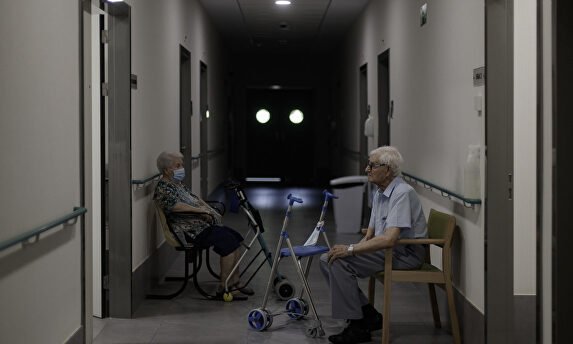 Dos residentes del centro de mayores Casablanca Villaverde I Europa Press