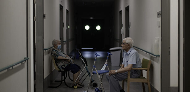 Dos residentes del centro de mayores Casablanca Villaverde I Europa Press