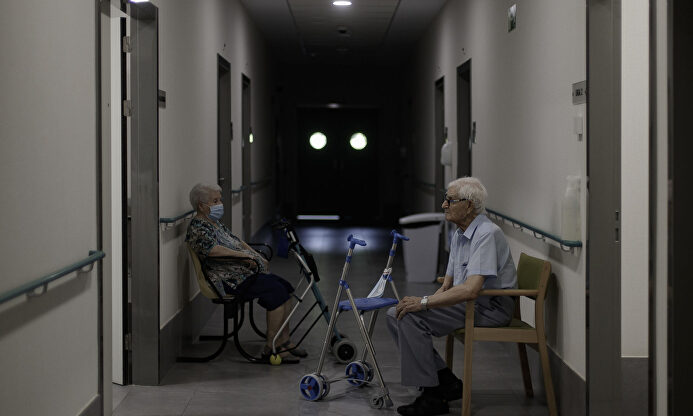 Dos residentes del centro de mayores Casablanca Villaverde I Europa Press