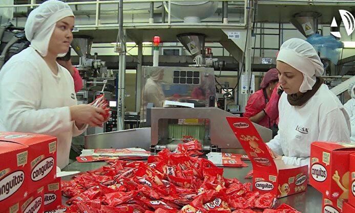 Trabajadoras de la fábrica Chocolates Lacasa empaquetando Conguitos | Lacasa