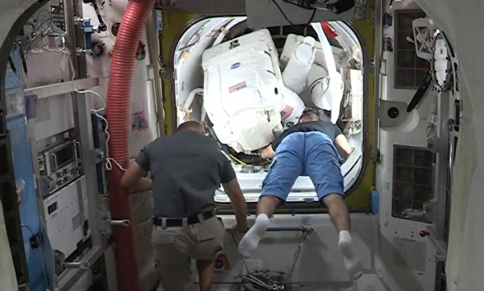 Dos astronautas de la Estación Espacial salen de la nave para realizar reparaciones, en directo