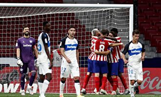 Los jugadores del Atlético de Madrid celebran uno de sus dos goles. | EFE