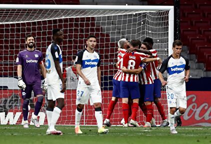 Los jugadores del Atlético de Madrid celebran uno de sus dos goles. | EFE